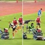 Calciatore investito in campo, l'incidente da brividi Calciatore investito in campo, l'incidente da brividi