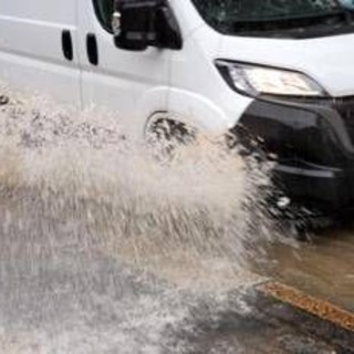 Maltempo a Roma, bomba d'acqua con pioggia e grandine