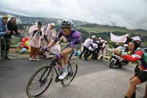 O'Connor vince in solitaria la tappa regina del Tour de France, Pogacar stacca Vingegaard