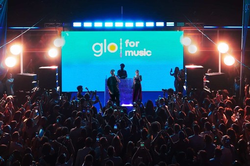“glo for music”, a Napoli esibizione live a sorpresa dei Coma Cose “glo for music”, a Napoli esibizione live a sorpresa dei Coma Cose