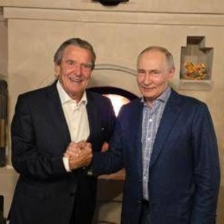 Putin festeggia il compleanno con Gerhard Schroeder: l’incontro a Mosca e il legame con la Russia Putin festeggia il compleanno con Gerhard Schroeder: l’incontro a Mosca e il legame con la Russia