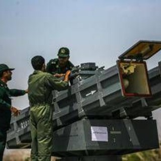 Missili, droni e sottomarini: l'Iran alza lo scudo contro Trump