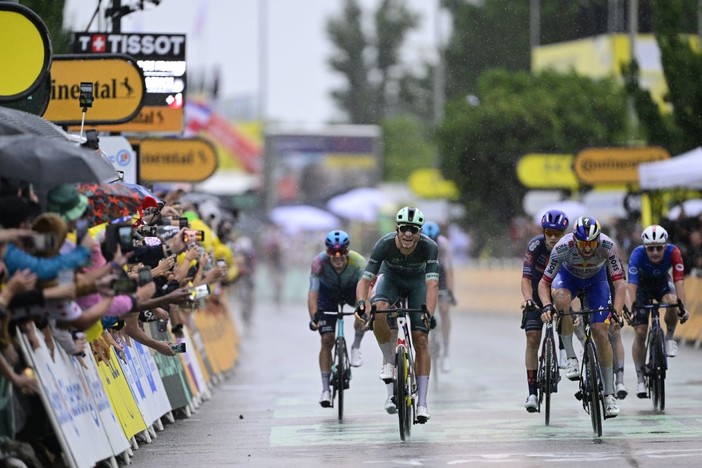 Secondo timbro al Tour per Milan, sprint vincente nella 17^ tappa Secondo timbro al Tour per Milan, sprint vincente nella 17^ tappa