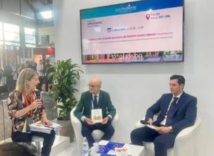 Rifiuti tessili, presentato il manuale per 'la buona raccolta' di Unirau e Ariu