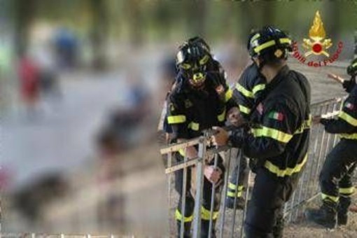 Paura a Pordenone, bimbo di 2 anni incastrato con la testa nella ringhiera del parco giochi: soccorso Paura a Pordenone, bimbo di 2 anni incastrato con la testa nella ringhiera del parco giochi: soccorso