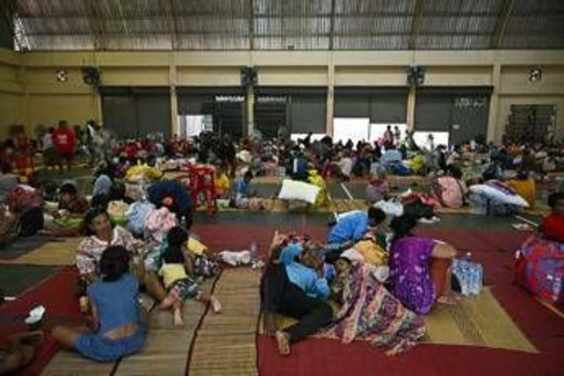 Thailandia, imposta legge marziale al confine con la Cambogia: oltre 130mila evacuati Thailandia, imposta legge marziale al confine con la Cambogia: oltre 130mila evacuati