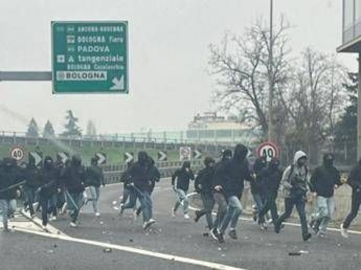 Scontri in autostrada tra 200 ultras di Fiorentina e Roma a Bologna: auto danneggiate Scontri in autostrada tra 200 ultras di Fiorentina e Roma a Bologna: auto danneggiate