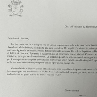 Papa Francesco, la lettera a Mimmo Lucano: &quot;Ammiro la sua azione coraggiosa&quot;