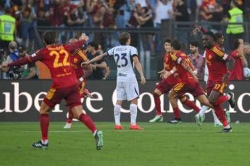 Roma-Inter, convalidato il secondo gol di Koné tra le polemiche: cos'è successo all'Olimpico Roma-Inter, convalidato il secondo gol di Koné tra le polemiche: cos'è successo all'Olimpico