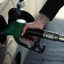 Prezzi carburanti: la benzina aumenta ancora, in calo il diesel