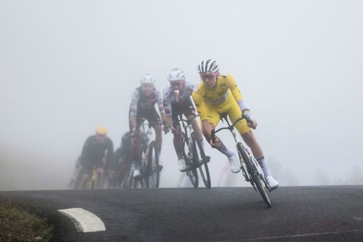 Ad Arensman la 14^ tappa del Tour, Pogacar sempre più in giallo Ad Arensman la 14^ tappa del Tour, Pogacar sempre più in giallo