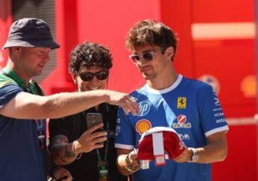 Gp Monza, Leclerc gira per il circuito... in bicicletta: il boato dei tifosi della Ferrari