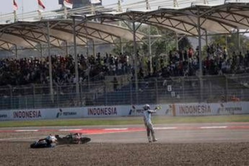 Aprilia, scintille tra Bezzecchi e Fernandez: dalle polemiche al duello in pista poi Bez si prende la vittoria Aprilia, scintille tra Bezzecchi e Fernandez: dalle polemiche al duello in pista poi Bez si prende la vittoria
