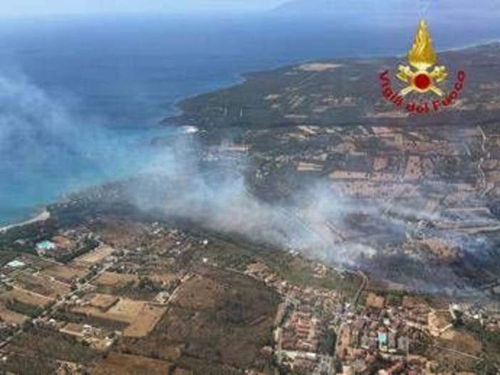 Sardegna, nuovo incendio: fiamme a Orosei, evacuati un resort e diverse case Sardegna, nuovo incendio: fiamme a Orosei, evacuati un resort e diverse case