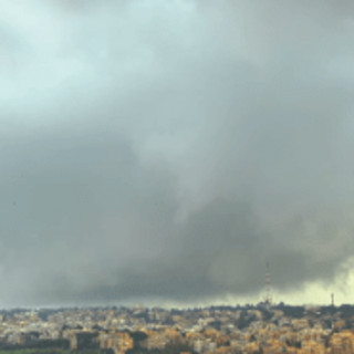 Tromba d'aria a Roma, alberi e rami caduti ma nessun ferito: il video del vortice