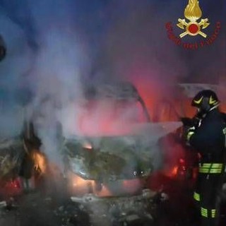 Sette furgoni di una ditta di consegne in fiamme a Fiumicino, indagini polizia