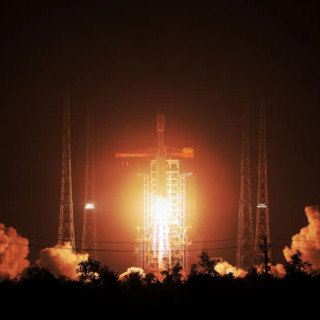 Cina, il razzo Long March-8 invia nello spazio nuovi satelliti Internet