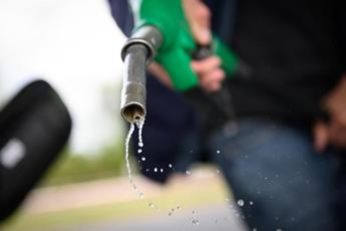 Carburanti, prezzo benzina a 1,989 euro al litro. Gasolio oltre i due euro Carburanti, prezzo benzina a 1,989 euro al litro. Gasolio oltre i due euro
