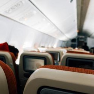 Il comandante si sente male e aereo deve atterrare d'emergenza: "Non riesce a pilotare" Il comandante si sente male e aereo deve atterrare d'emergenza: "Non riesce a pilotare"