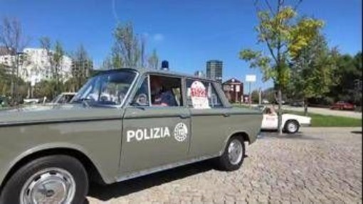 Da Legnano a Milano, la sfilata di auto d'epoca con il numero 1522 per le donne vittime di violenza e stalking Da Legnano a Milano, la sfilata di auto d'epoca con il numero 1522 per le donne vittime di violenza e stalking