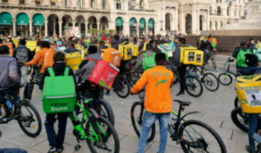 Milano ferma i rider nelle ore roventi: "Ma noi restiamo senza reddito" Milano ferma i rider nelle ore roventi: "Ma noi restiamo senza reddito"