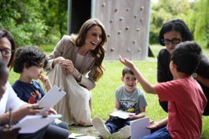 Kate a Reggio Emilia, la principessa incontra i bimbi dell'asilo modello nel verde Kate a Reggio Emilia, la principessa incontra i bimbi dell'asilo modello nel verde