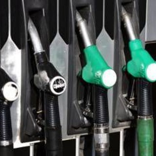 Carburanti, prezzi benzina e diesel scendono ancora: la situazione oggi