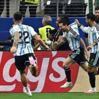 Messi segna, esulta con giornalista e lo commuove: "È la foto della mia vita"