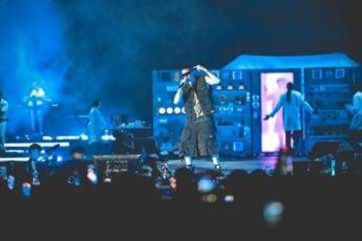 Rap, anima e Guè: Marracash torna 'King' in un San Siro sold out