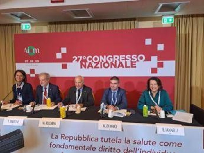 Tumori, Aiom: "16% donne costrette a lasciare il lavoro dopo la diagnosi"