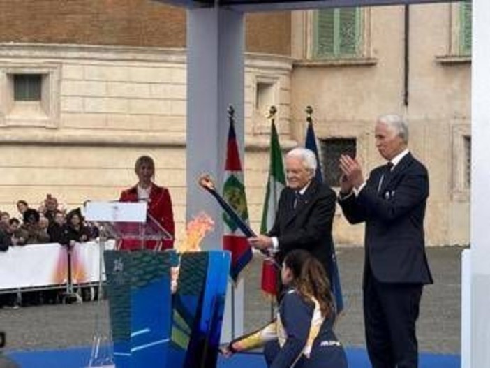 Milano-Cortina, Mattarella accende braciere: "Pace è nel dna olimpico, tregua sia rinnovata" Milano-Cortina, Mattarella accende braciere: "Pace è nel dna olimpico, tregua sia rinnovata"