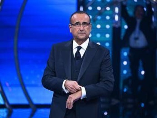 Carlo Conti a Verissimo, pronto per Sanremo 2026: cantanti, canzoni e duetti