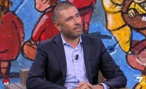 Di Battista in studio a DiMartedì: "Ho iniziato le terapie, il mio tumore è vulnerabile" Di Battista in studio a DiMartedì: "Ho iniziato le terapie, il mio tumore è vulnerabile"