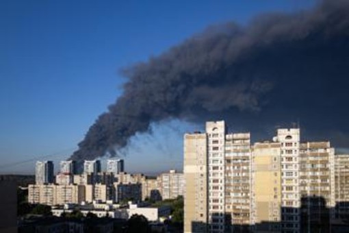 Ucraina, raid russo contro magazzino vicino a Kiev fa strage: almeno 27 morti Ucraina, raid russo contro magazzino vicino a Kiev fa strage: almeno 27 morti