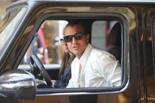 Mediaset denuncia Corona per diffamazione aggravata e minacce. L'ex paparazzo: "E' guerra, racconterò tutta la verità"