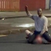 Tenta di decapitare un uomo in strada, choc a Belfast Tenta di decapitare un uomo in strada, choc a Belfast