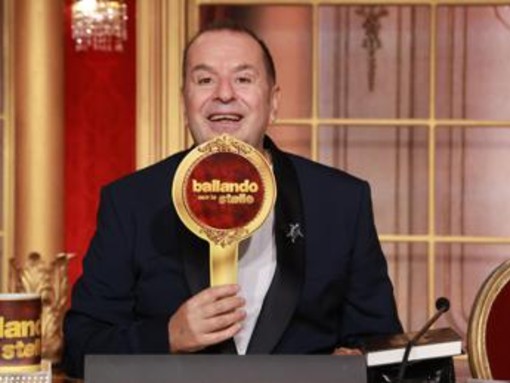 Fabio Canino lascia 'Ballando con le stelle' e si candida a Mediaset: "Dopo 17 anni è tempo di fare altre cose" Fabio Canino lascia 'Ballando con le stelle' e si candida a Mediaset: "Dopo 17 anni è tempo di fare altre cose"