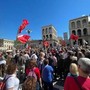 25 aprile, a Milano palestinesi contestano interventi. A Roma bruciate bandiere Nato e Ue