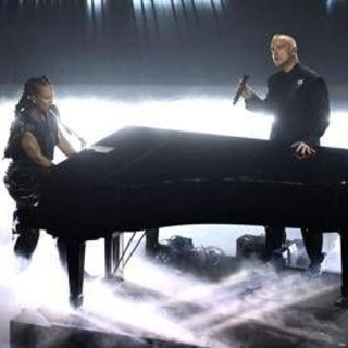 Sanremo, Ramazzotti e Keys incantano con 'L'Aurora': è standing ovation Sanremo, Ramazzotti e Keys incantano con 'L'Aurora': è standing ovation