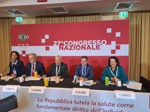 Tumori, Aiom: "16% donne costrette a lasciare il lavoro dopo la diagnosi"