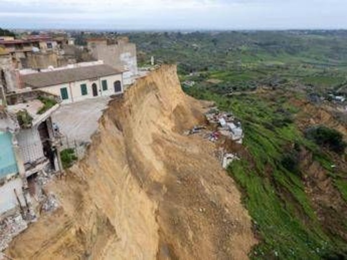 Frana Niscemi, sindaco agli abitanti: "Rispettate i divieti di accesso nella zona rossa" Frana Niscemi, sindaco agli abitanti: "Rispettate i divieti di accesso nella zona rossa"