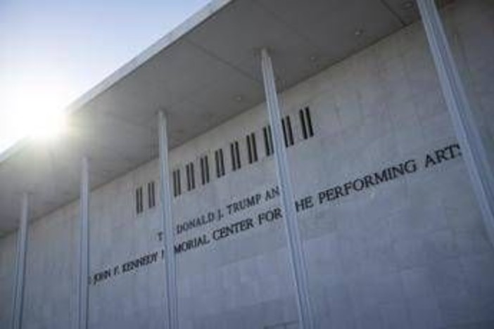 Trump, l'ultimo attacco al Kennedy Center: chiuso 2 anni per "ricostruzione" Trump, l'ultimo attacco al Kennedy Center: chiuso 2 anni per "ricostruzione"