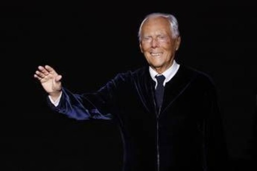 Morte Armani, il nodo eredità: la Fondazione e il patrimonio da 13 miliardi