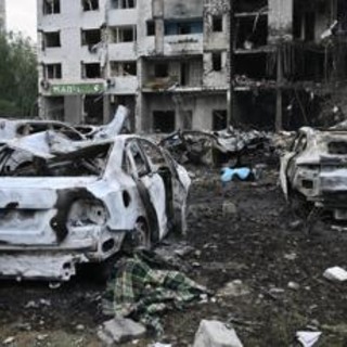 Ucraina, missili della Russia su Kiev nella notte: 8 morti