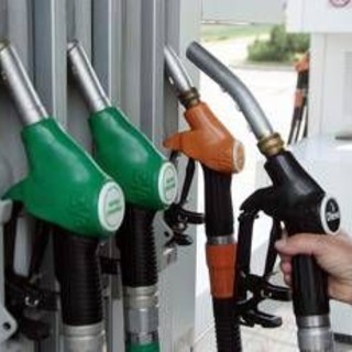 Caro carburanti, Eni fissa un tetto al prezzo di benzina e gasolio. Il governo: "Atto lodevole"