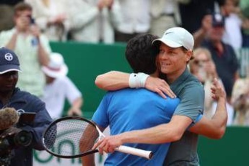 "Tornerai più forte, amico", l'abbraccio social di Alcaraz a Sinner "Tornerai più forte, amico", l'abbraccio social di Alcaraz a Sinner