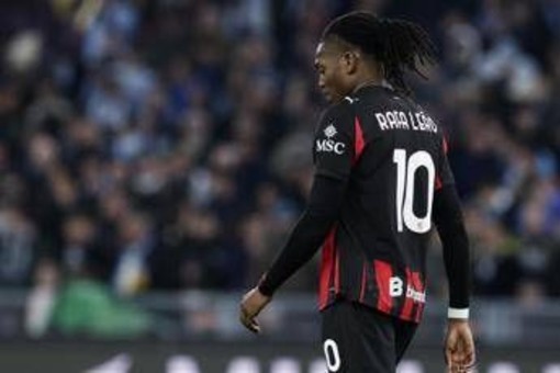Milan, Leao prima punta non piace ai tifosi: "Perché gioca lì?" Milan, Leao prima punta non piace ai tifosi: "Perché gioca lì?"