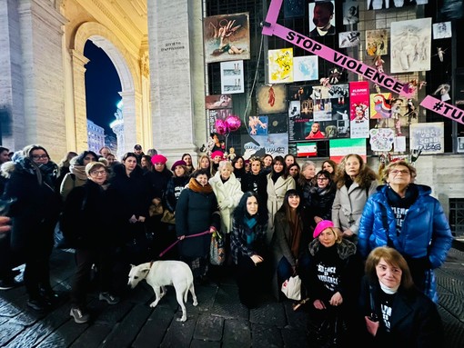 Wall of Dolls, una bambola in più sul muro di piazza de Ferrari per ricordare Giulia e dire no alla violenza contro le donne Wall of Dolls, una bambola in più sul muro di piazza de Ferrari per ricordare Giulia e dire no alla violenza contro le donne