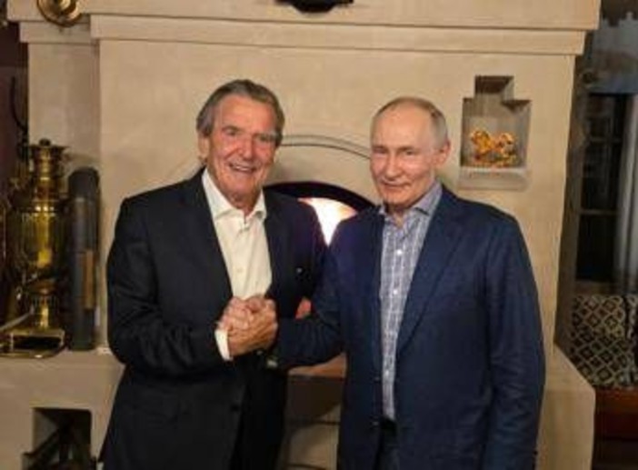 Putin festeggia il compleanno con Gerhard Schroeder: l’incontro a Mosca e il legame con la Russia Putin festeggia il compleanno con Gerhard Schroeder: l’incontro a Mosca e il legame con la Russia