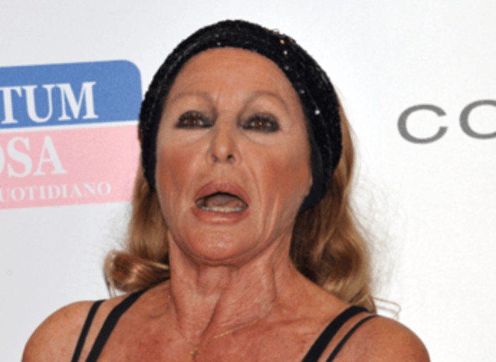 Ursula Andress, da Bond girl a vittima di truffa: perde quasi 20 milioni Ursula Andress, da Bond girl a vittima di truffa: perde quasi 20 milioni